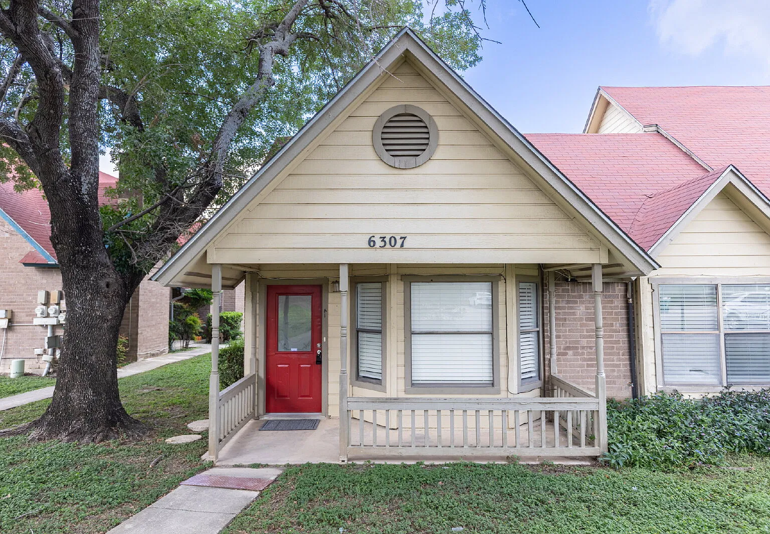 1 bed, 1.0 bath, 852 sqft, $815 — Photo 1