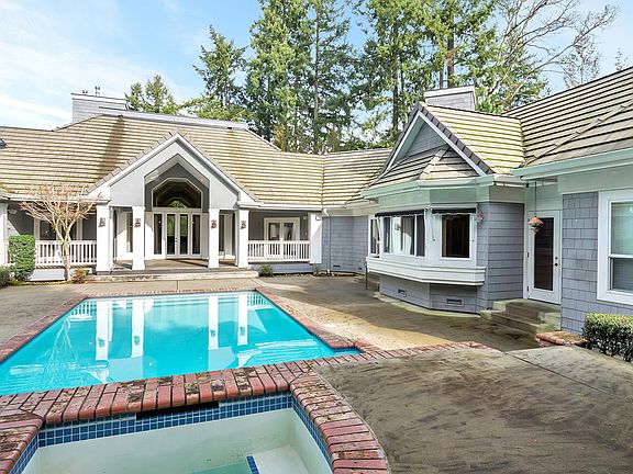 3rd image of 85 Country Club Cir SW