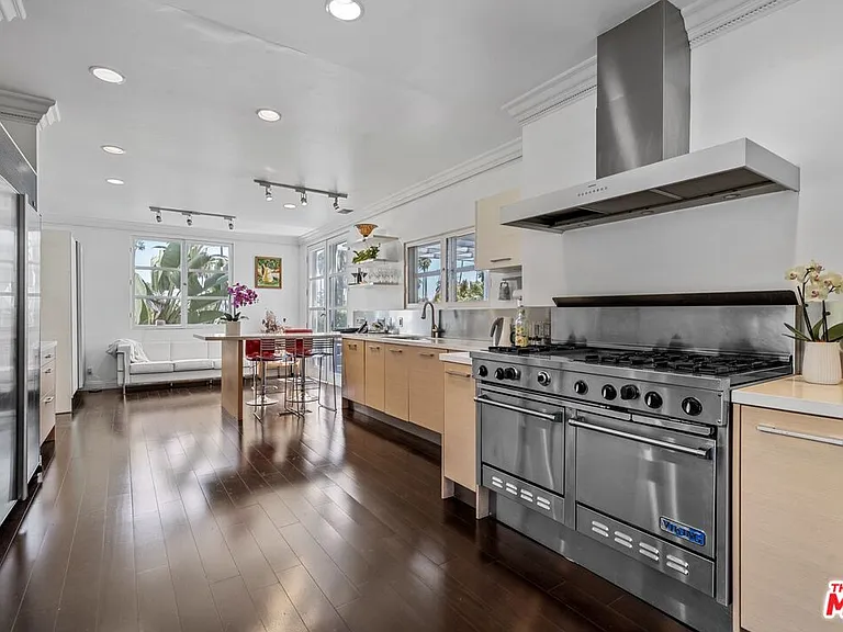 910 N Crescent Dr — Photo 11