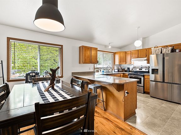 4th image of 306 Maple Dr N