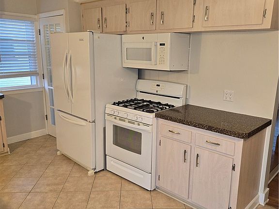 5th image of 561 Crescent Dr