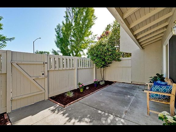 3rd image of 626 Crescent Ave