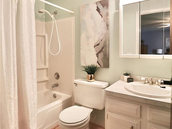 4th image of 1651 Charlesgate Cir