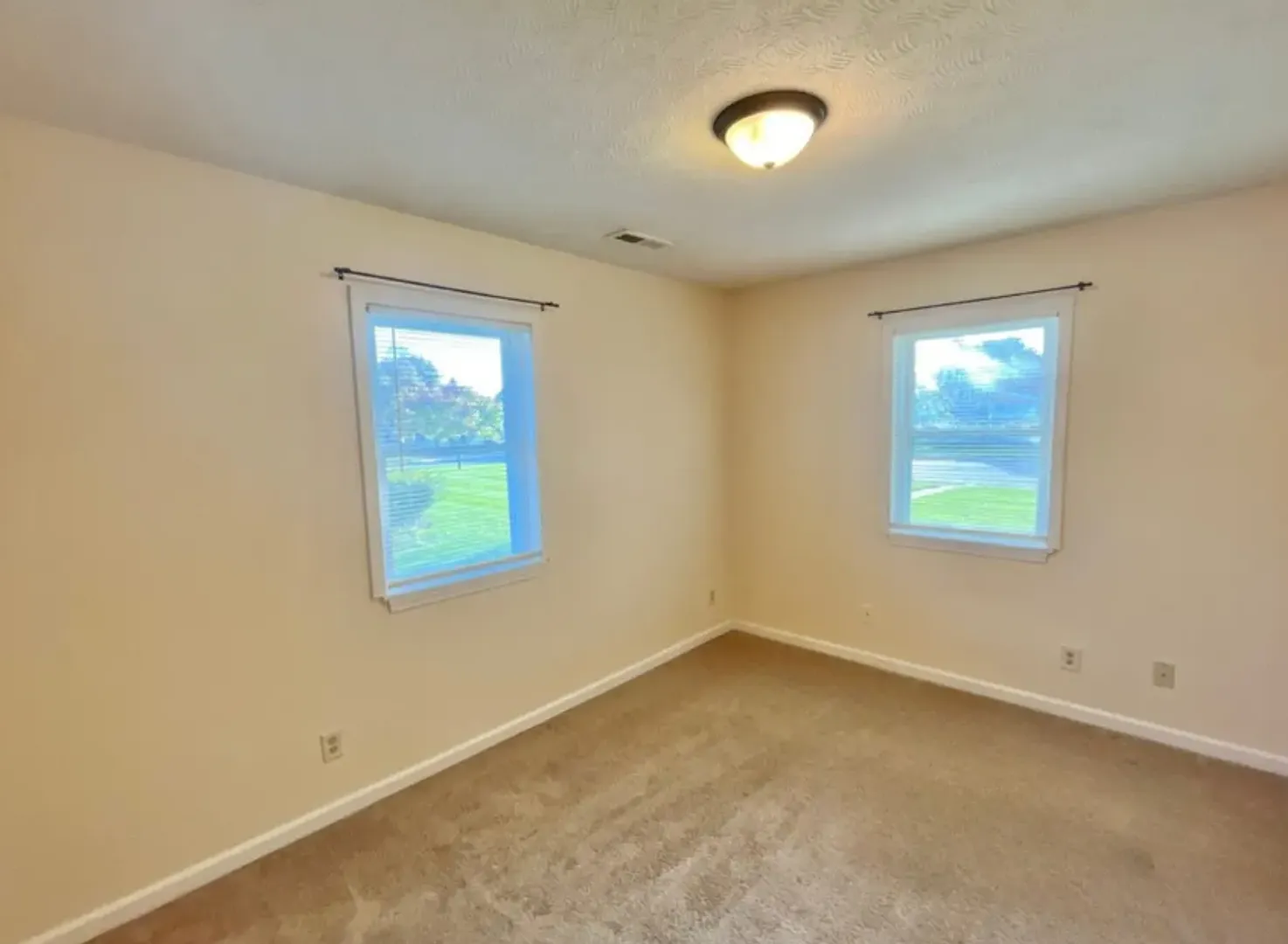 1910 N Apperson Way — Photo 3