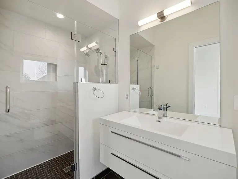 1214 Queen St NE — Photo 5