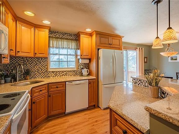 5th image of 225 Wren Dr