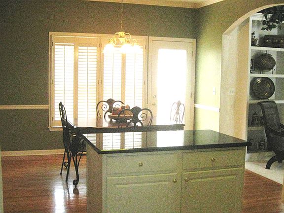 KITCHEN HAS SPACIOUS & BRIGHT BKFST AREA OPEN TO FAM RM