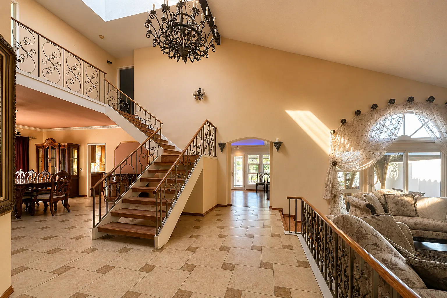 4 bed, 2.5 bath, 2808 sqft, $5,950 — Photo 1
