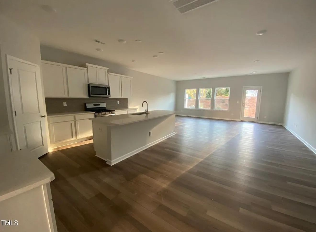 3 bed, 2.5 bath, 1969 sqft, $2,100 — Photo 3