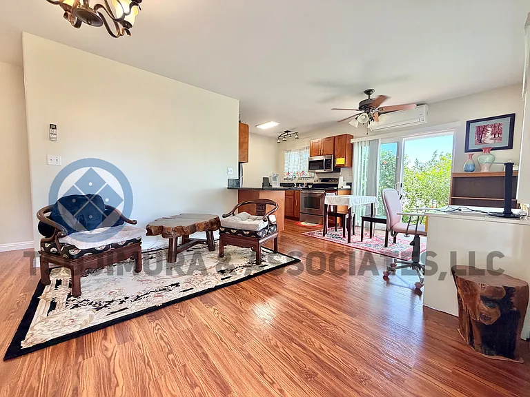 2323 E Manoa Rd — Photo 2
