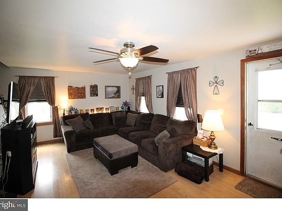 3rd image of 153 Grant St