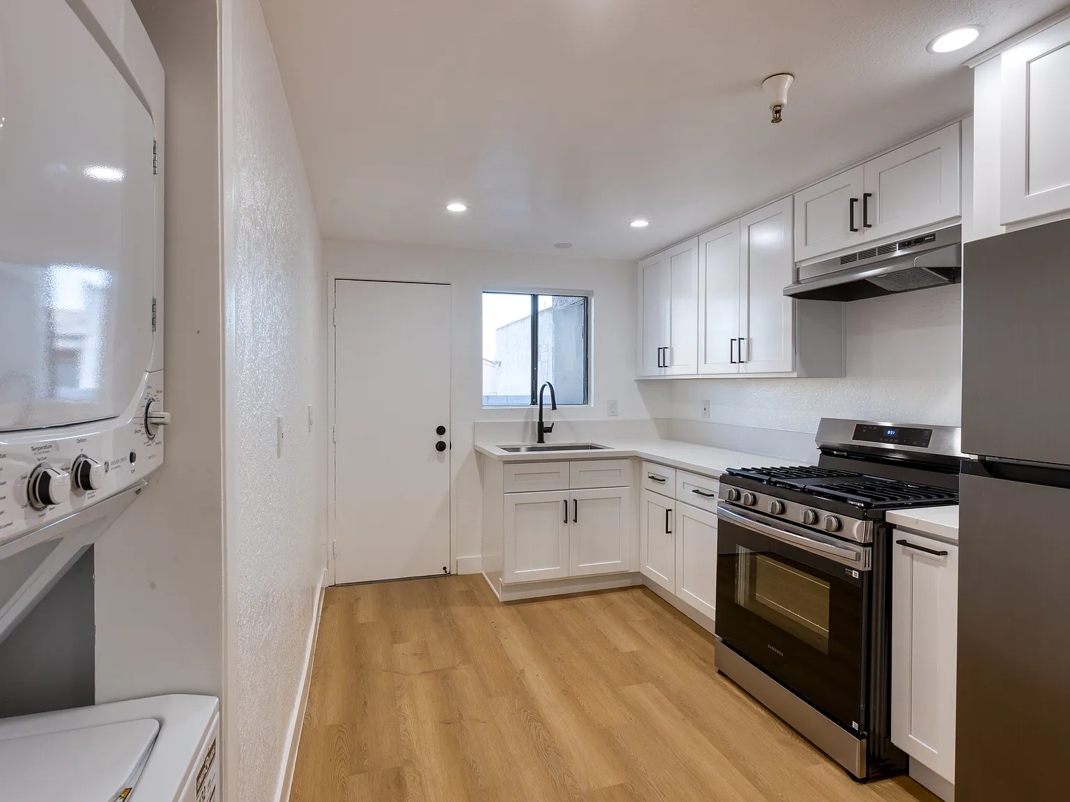2 bed, 850 sqft, $2,295 — Photo 2