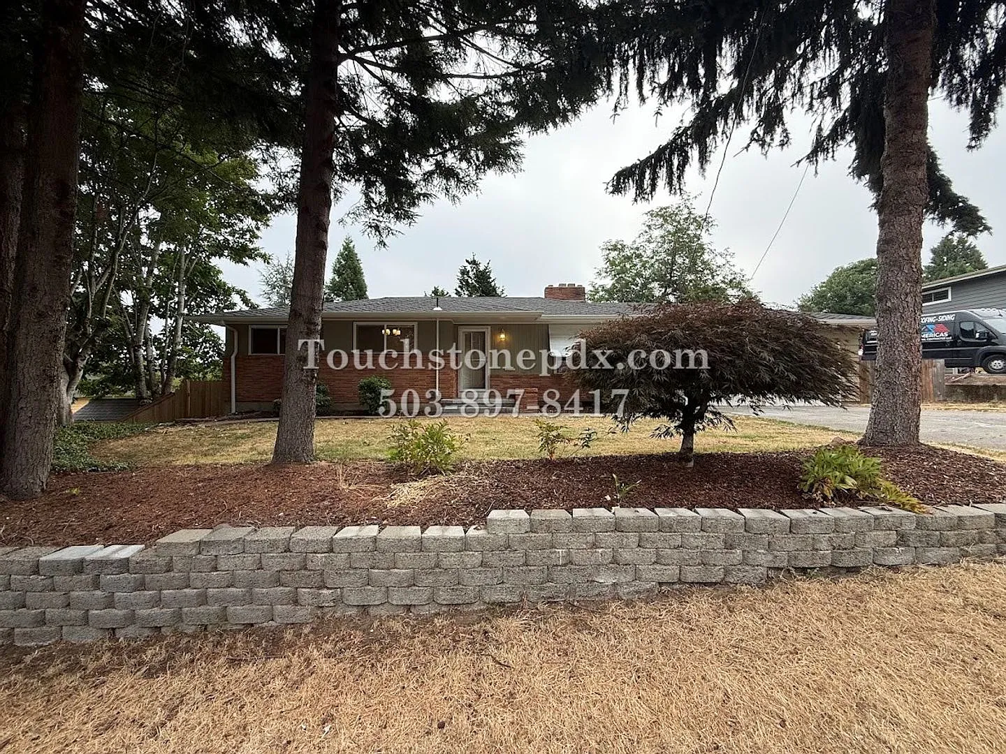 Spacious 4-Bedroom Home in Gresham w/ Large Yard & 2-Car Garage — Photo 2