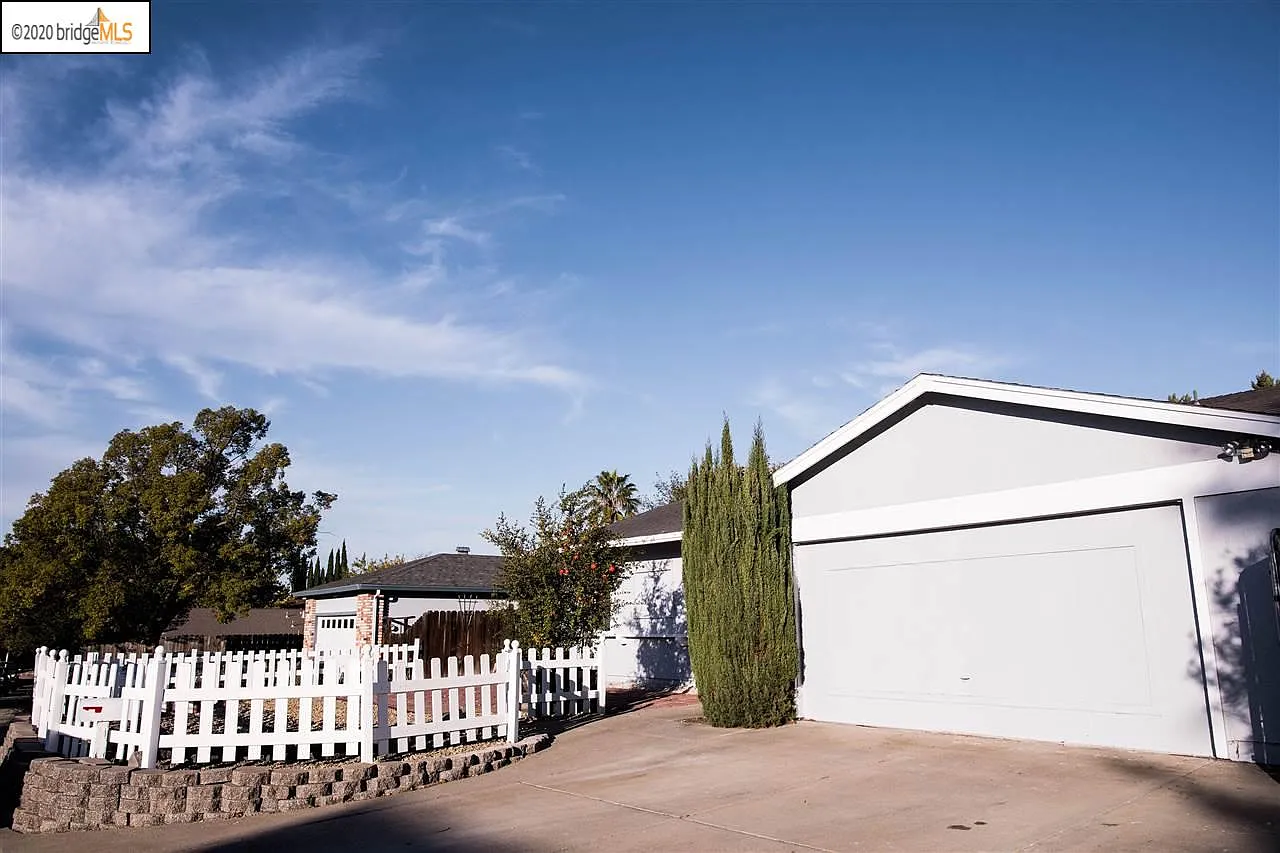 2813 Castleford Dr photo 1