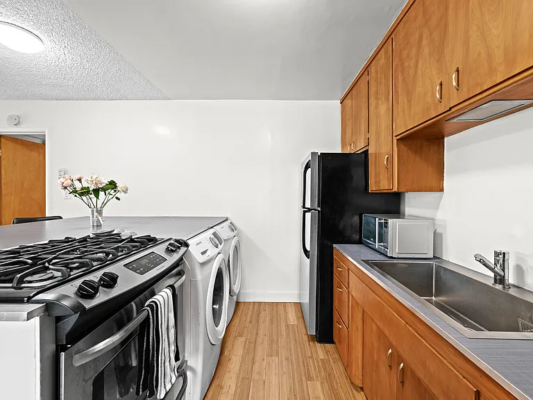 801 E 1st St #1 — Photo 10
