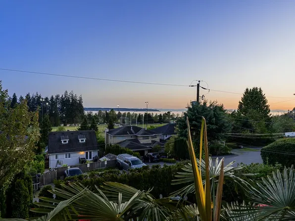 1075 Esplanade Ave, West Vancouver, BC V7T 1G2