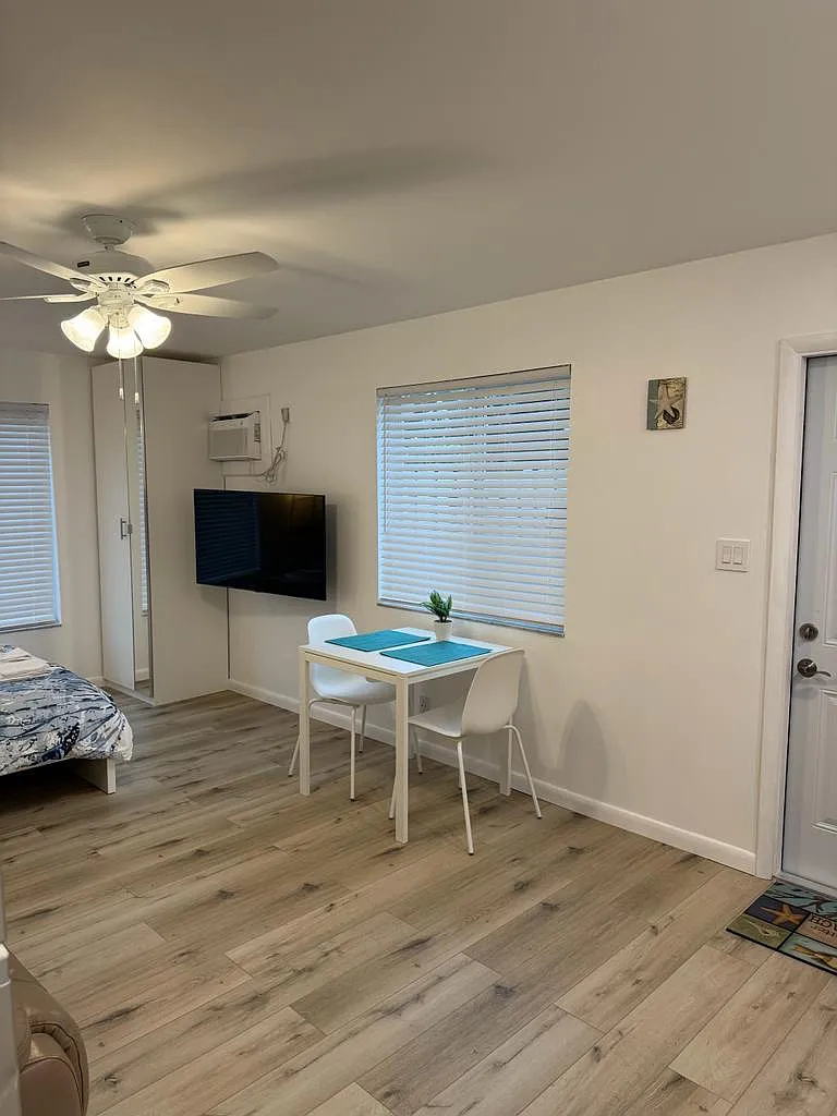 Studio, 330 sqft, $1,800 — Photo 3