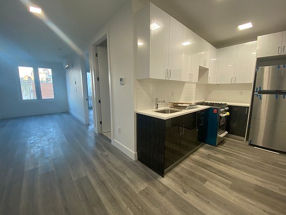 2nd image of 440 Wythe Ave #404