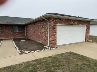 627 Oakbrook Ave, Chatham, IL 62629