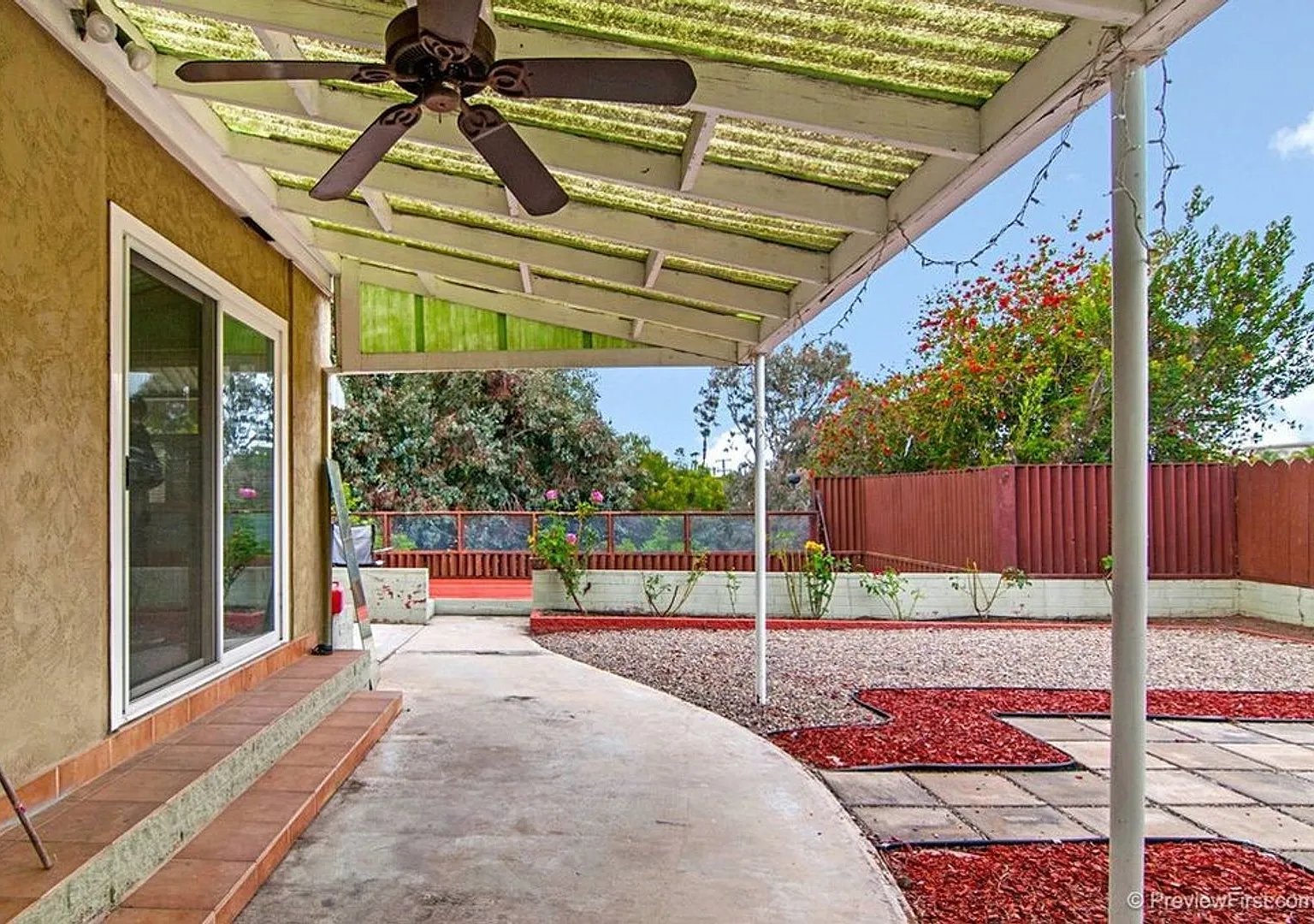 5 Bedroom House in College East - Bright and Airy on Quiet Street! — Photo 2