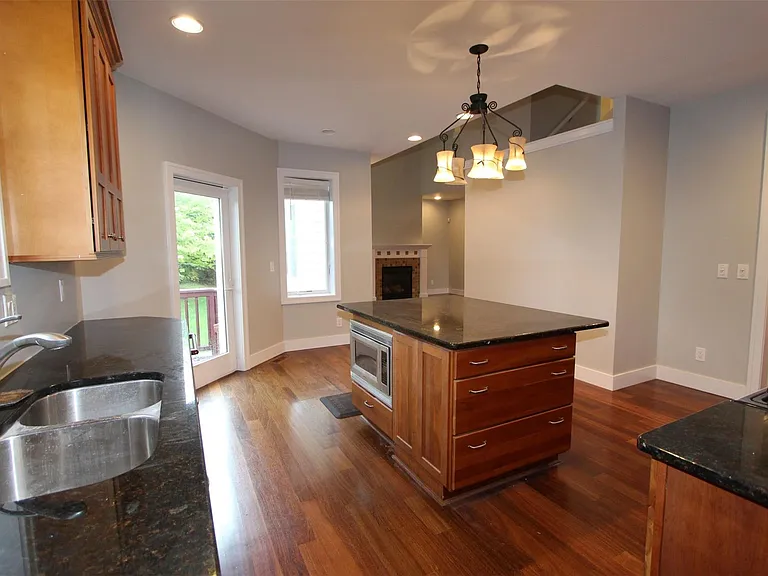 1090 Oakwood Dr — Photo 10