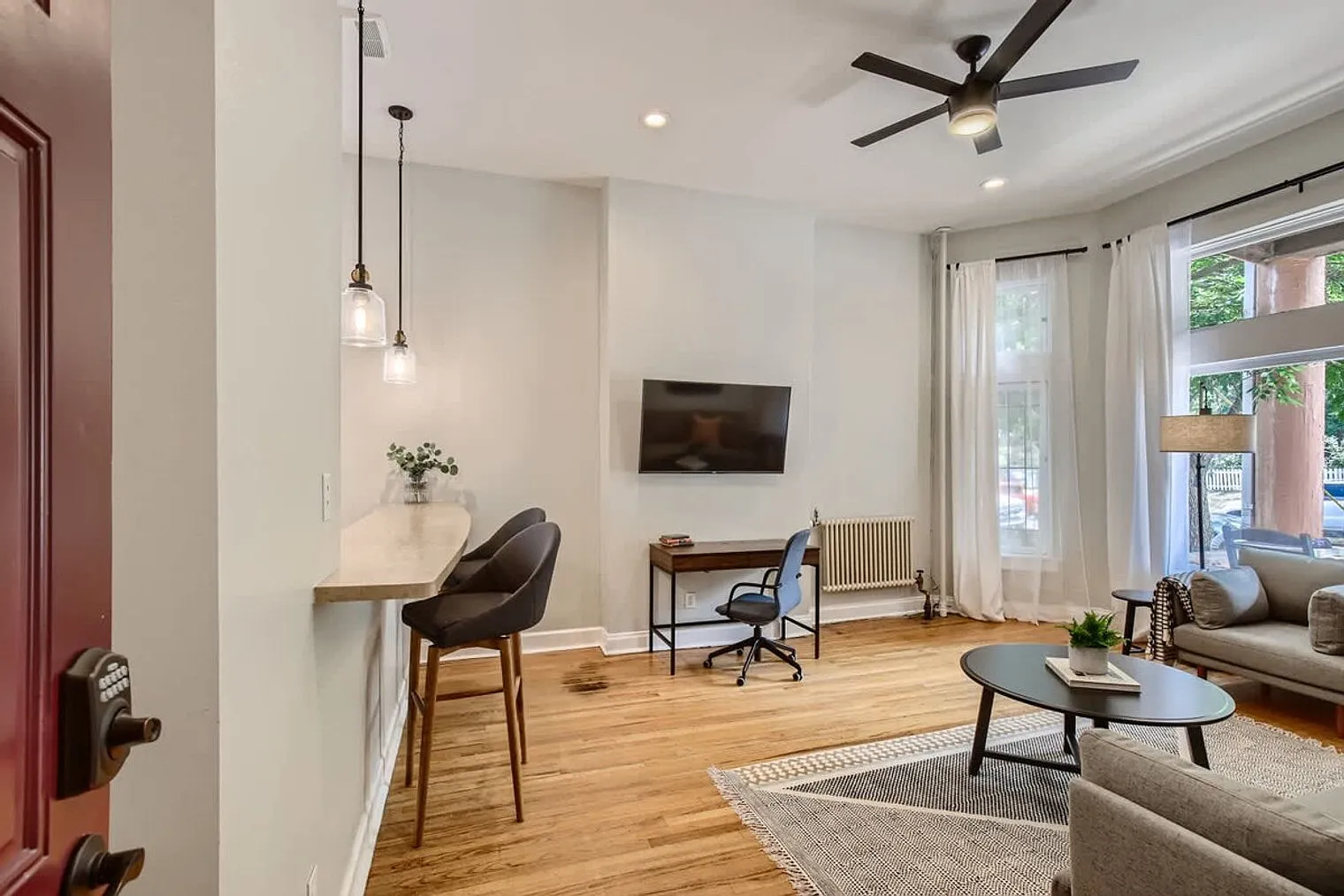 1 bed, 1.0 bath, 656 sqft, $2,661 — Photo 3