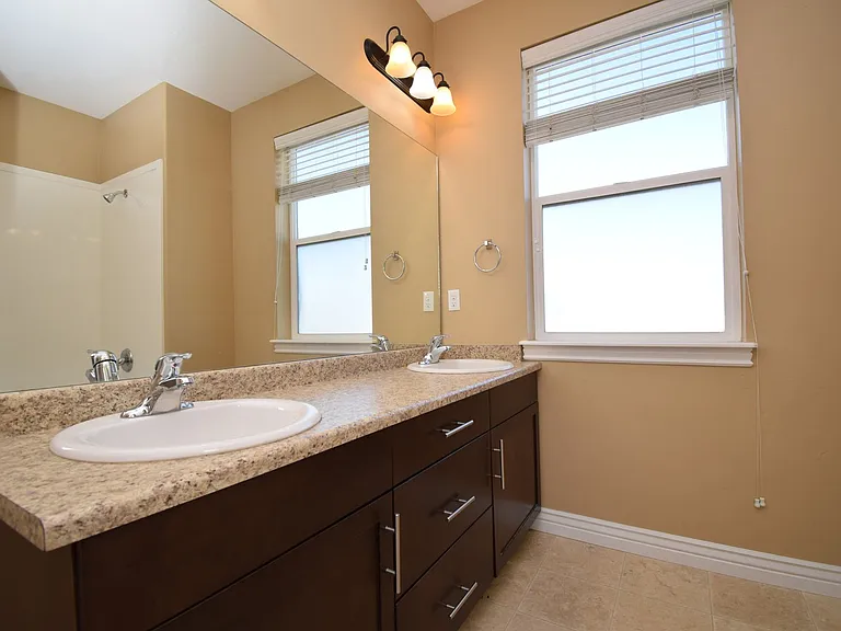913 W Delorean Ln — Photo 10