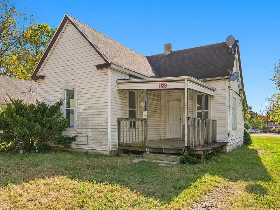 1126 W Locust St