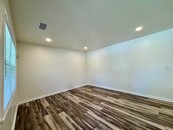 Living Room 12'5"x14'30"