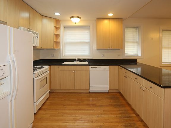 2nd image of 3243 N Kenmore Ave #G