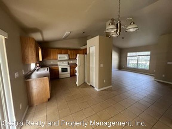 4th image of 8015 N Golfview Dr