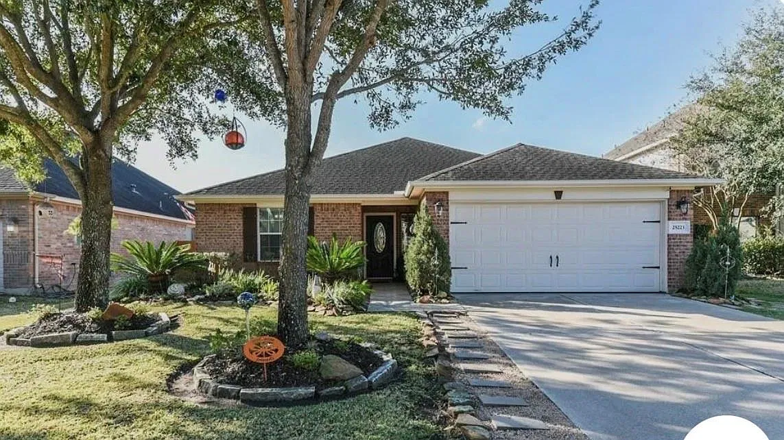 3 bed, 2.0 bath, 1864 sqft, $2,300 — Photo 1