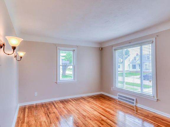 5th image of 4819 Lincoln Ave