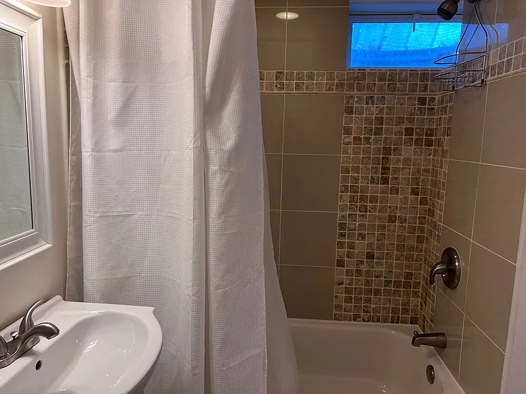 1552 Woodlawn Ave SE — Photo 17