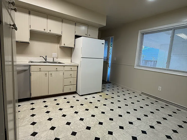 1353 Burcham Dr — Photo 11