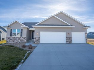 2812 Arbor Ridge Rd, Cedar Falls, IA 50613