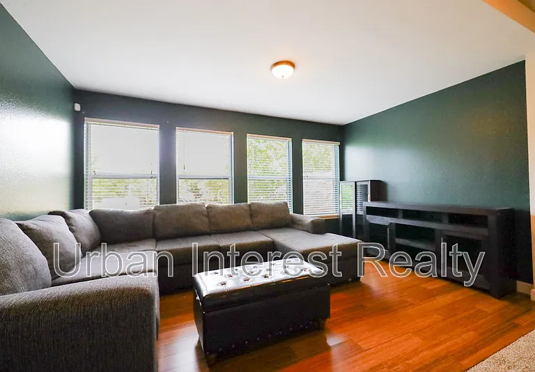505 Beach Dr — Photo 2