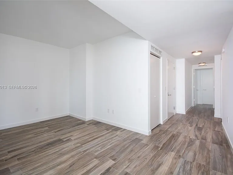 460 NE 28th St #501 — Photo 8