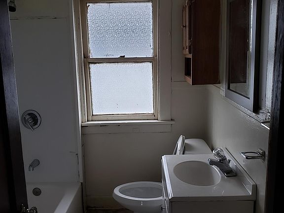 3rd image of 60 Easton Ave