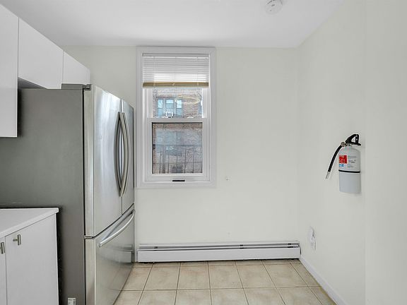 5th image of 811 Montgomery St APT 2L