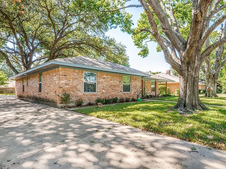 608 Cox Dr — Photo 2