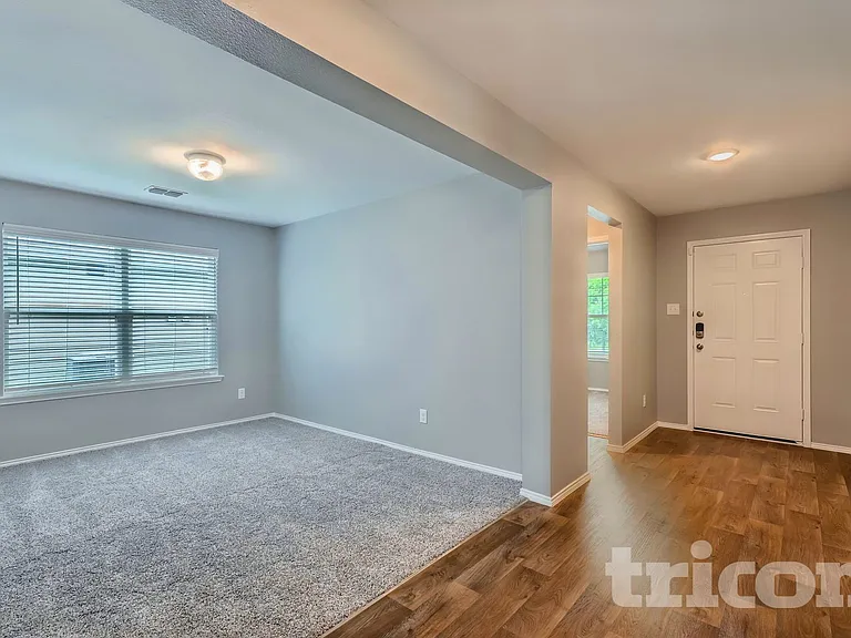 126 Spring Creek Ln — Photo 3