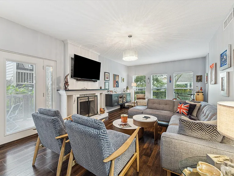 2100 Tanglewilde St #373 — Photo 3