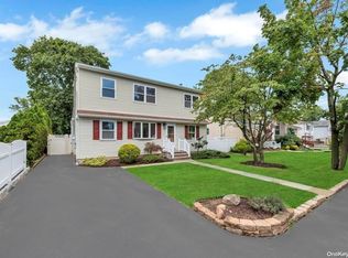 38 Lenox St, Lindenhurst, NY 11757
