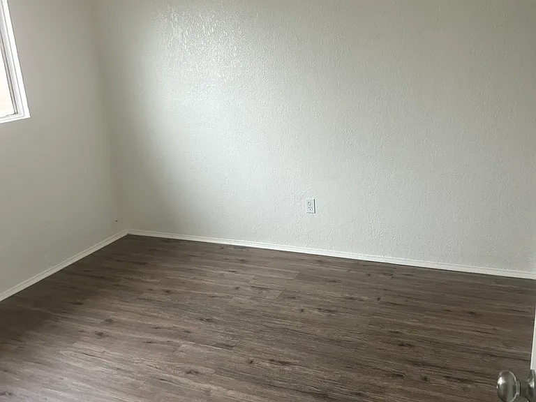 736 1/2 W Century Blvd — Photo 8