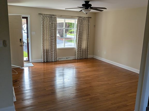 3rd image of 300 Kingswood Ter