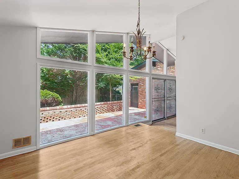 3543 Cloudland Dr — Photo 6