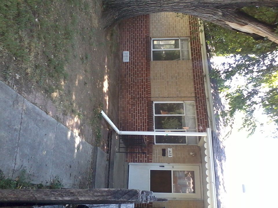2nd image of 1431 Ivanhoe St