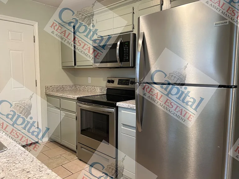 219 W Locust St — Photo 8