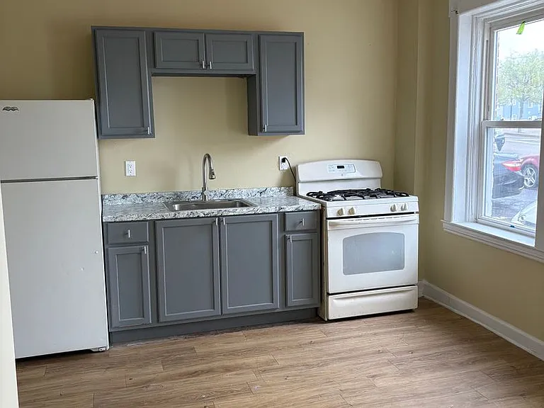 25-27 Tilley St — Photo 1